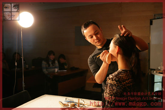 著名化妆师毛戈平应邀赴清华女性总裁班讲课